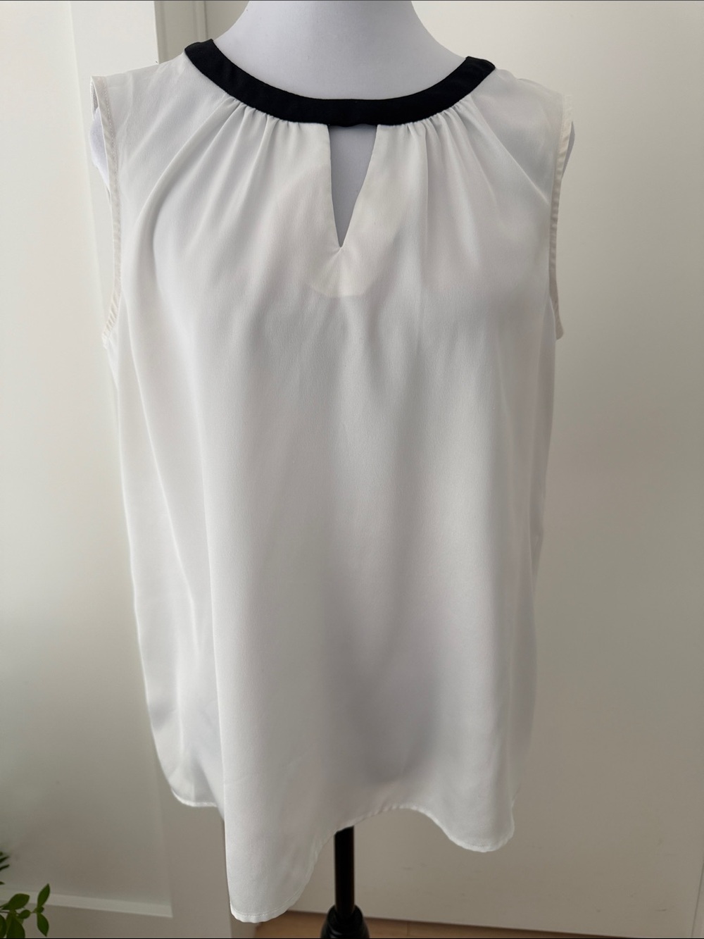 KASPER Blouse Sleeveless Pullover Key Hole Opening Round Neck Elegant Classic